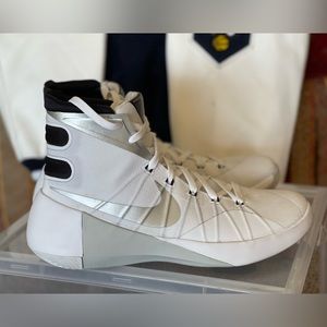 Nike Hyperdunk 2015 size 10.5 white and metallic silver